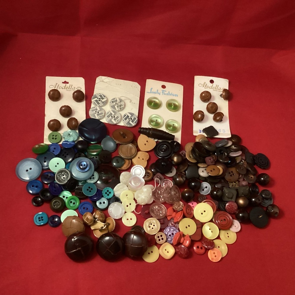 125 grams Various colors and pattern sewing buttons lot